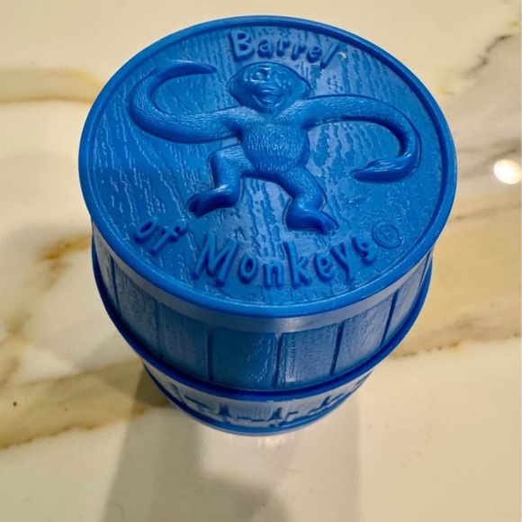 GAMES-Vintage Collectable 1989 Blue Barrel of Monkeys w/ 15 Monkeys - Picture 2 of 5